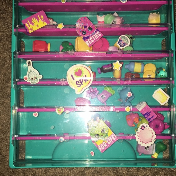Shopkins case with multiple shopkins included - Picture 4 of 4